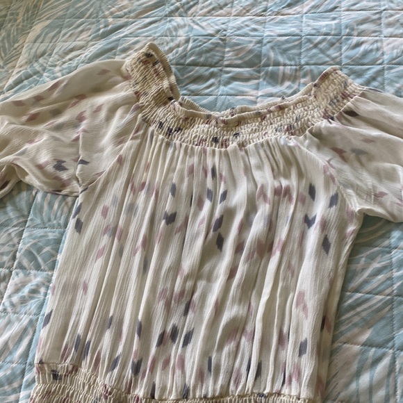 Lightweight top with elastic collar for off the shoulder look. - Picture 2 of 3